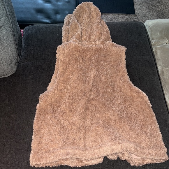 Express Fuzzy Vest - Picture 3 of 3